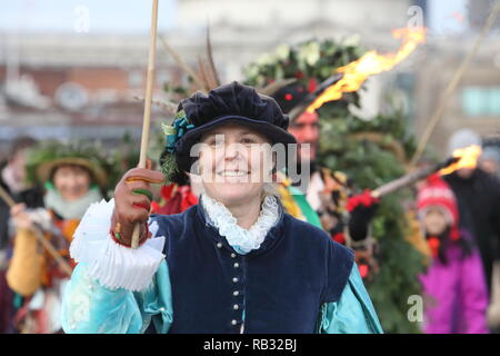 Londra, Regno Unito. 06 gen 2019. Twelfth Night le celebrazioni del 6 gennaio nel Bankside area di Londra. L'incredibile Holly uomo viene convogliata al di sopra del Millennium Bridge a Shakepeare's Globe. Credito: Monica pozzetti/Alamy Live News Foto Stock