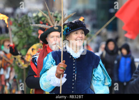 Londra, Regno Unito. 06 gen 2019. Twelfth Night le celebrazioni del 6 gennaio nel Bankside area di Londra. L'incredibile Holly uomo viene convogliata al di sopra del Millennium Bridge a Shakepeare's Globe. Credito: Monica pozzetti/Alamy Live News Foto Stock