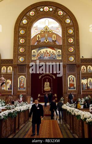 Il Cairo, Egitto. 06 gen 2019. Una vista generale della Chiesa Copta Cattedrale ortodossa della Natività prima dell'inizio dei copti ortodossi la Messa di Natale, secondo la chiesa ortodossa orientale calendario. Credito: Ahmed Abdelfattah/dpa/Alamy Live News Foto Stock