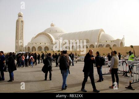 Il Cairo, Egitto. 06 gen 2019. Una vista generale della Chiesa Copta Cattedrale ortodossa della Natività prima dell'inizio dei copti ortodossi la Messa di Natale, secondo la chiesa ortodossa orientale calendario. Credito: Ahmed Abdelfattah/dpa/Alamy Live News Foto Stock