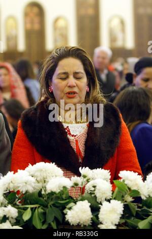 Il Cairo, Egitto. 06 gen 2019. Un copti ortodossi donna cristiana prega prima di cominciare la Messa di Natale, secondo la chiesa ortodossa orientale calendario, presso la Chiesa Copta Cattedrale ortodossa della Natività. Credito: Ahmed Abdelfattah/dpa/Alamy Live News Foto Stock