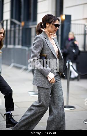 Londra, Regno Unito. 06 gen 2019. Victoria Beckham arriva in tweed grigio tuta e occhiali oscurata per Kent & Curwen AW19 Collezione: Londra 6 Gen 2019 Credit: sherion mullings/Alamy Live News Foto Stock