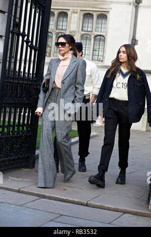 Londra, Regno Unito. 06 gen 2019. Victoria Beckham arriva in tweed grigio tuta e occhiali oscurata per Kent & Curwen AW19 Collezione: Londra 6 Gen 2019 Credit: sherion mullings/Alamy Live News Foto Stock