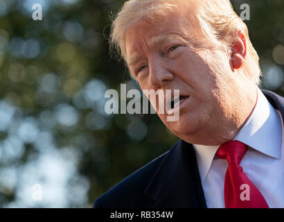 Washington DC, Stati Uniti d'America. 06 gen 2019. Washington, Stati Uniti d'America. 06 gen 2019. Il Presidente degli Stati Uniti, Trump parla ai media come egli si diparte la Casa Bianca a Washington DC per Camp David domenica 6 gennaio 2019. Credito: Chris Kleponis/Piscina via CNP Nota: dpa Picture-Alliance OUT | Utilizzo di credito in tutto il mondo: dpa/Alamy Live News Credito: dpa picture alliance/Alamy Live News Foto Stock