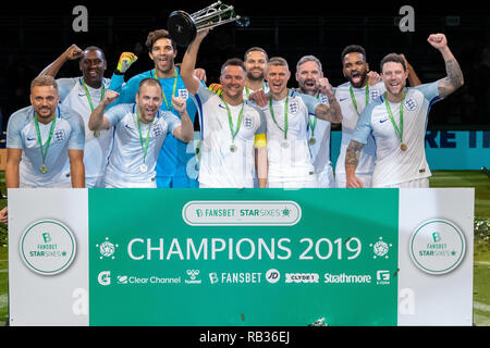 Glasgow, Scotland, Regno Unito. 06 gen 2019. Azione dal giorno 3 della stella FansBet Sixes Torneo di SSE Idro in Glasgow. Fansbet Sixes Star Final 2019 vincitori Inghilterra Inghilterra celebrare come sono incoronati campioni della Sixes Star 2019. Credito: Colin Poultney/Alamy Live News Foto Stock