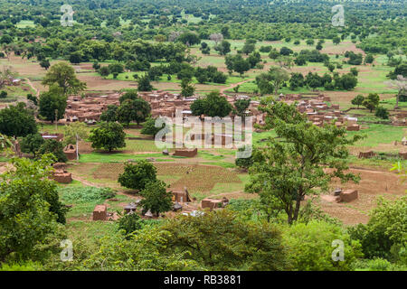 Vista sulla Nabou, gurunsi un villaggio nel sud-ovest del Burkina Faso durante la stagione delle piogge (luglio-settembre), Africa occidentale. Foto Stock