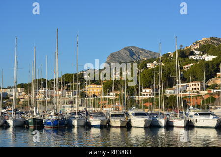 Barche nel porto di Monte Montgo dietro, Javea, Xabia, Provincia di Alicante, Comunidad Valenciana, Spagna Foto Stock