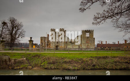 Le rovine di Cowdray House, Midhurst, West Sussex, Regno Unito Foto Stock