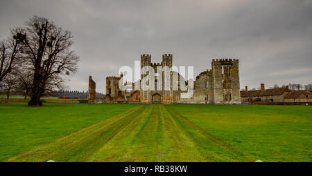 Le rovine di Cowdray House, Midhurst, West Sussex, Regno Unito Foto Stock