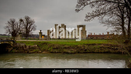 Le rovine di Cowdray House, Midhurst, West Sussex, Regno Unito Foto Stock