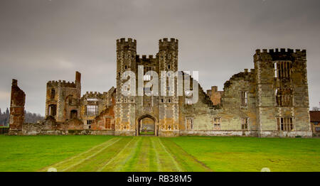 Le rovine di Cowdray House, Midhurst, West Sussex, Regno Unito Foto Stock