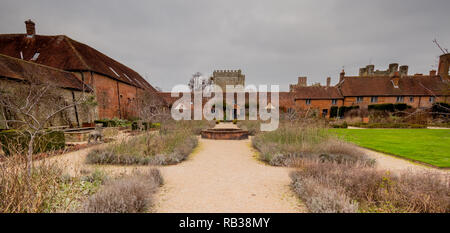 Giardino murato dietro i cottage vicino alle rovine di Cowdray House, Midhurst, West Sussex, Regno Unito Foto Stock