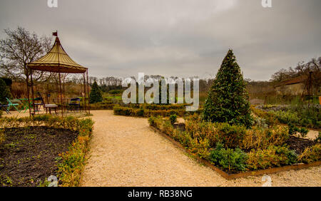 Giardino murato dietro i cottage vicino alle rovine di Cowdray House, Midhurst, West Sussex, Regno Unito Foto Stock