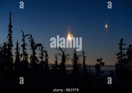 Venere e Luna cressent visto in Lapponia, Finlandia, Europa Foto Stock