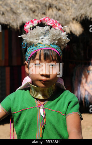 Kayan Lahwi ragazza con anelli di ottone distintivi, provincia di Chiang mai, Thailandia Foto Stock