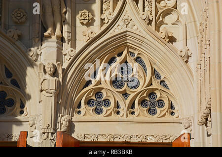 Dettaglio della scultura e la finestra sopra la porta principale per il duca Cappella Universitaria in Durham North Carolina. Foto Stock