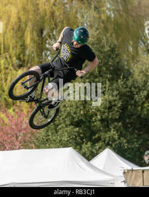 BMX rider esegue acrobazie al country fair, ottiene un sacco di aria Foto Stock