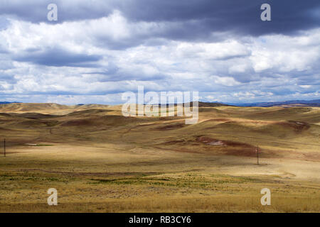 Arriva la pioggia attraverso le colline Foto Stock