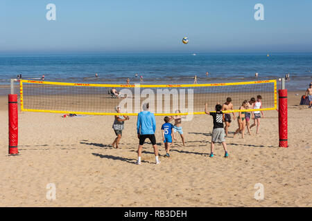 Famiglia giocare a beach volley game, Bridlington, East Riding of Yorkshire, Inghilterra, Regno Unito Foto Stock