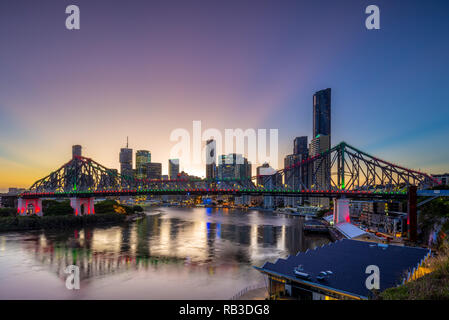 Brisbane con story bridge in Australia al crepuscolo Foto Stock