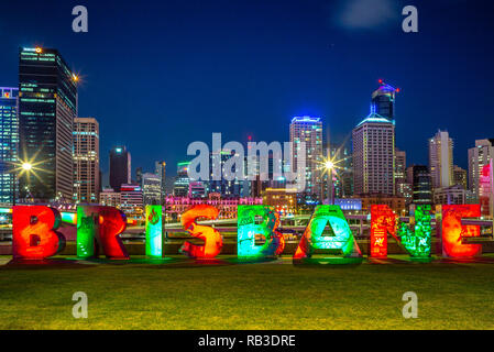 Brisbane, Australia - 25 dicembre 2018: skyline di Brisbane con il G20 segno di Brisbane al South Bank Foto Stock