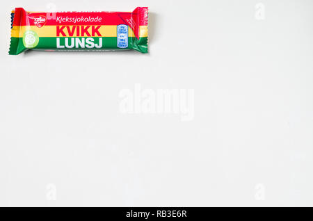 Tradizionale norvegese Kvikk Lunsj (versione più piccola) isolato su sfondo bianco. Foto Stock