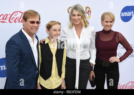 Bart Conner, Dylan Conner e pensionati ginnasta rumena Nadia Comaneci assiste la sesta annuale "Gold incontra Golden' Party ospitato da Nicole Kidman e Nadia Comaneci presso la Casa sul tramonto in Hollywood il 5 gennaio 2019. Foto Stock