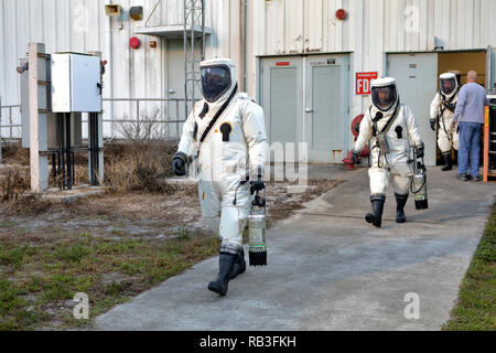 Gli operatori indossano indipendente atmosferica Ensemble protettiva adatta a discostarsi tuta-up in camera all'Multi-Payload Processing Facility presso NASA Kennedy Space Center Ottobre 31, 2018 a Cape Canaveral, in Florida. Foto Stock