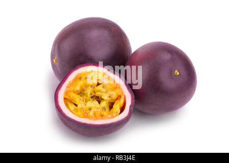 Due tutta la passione di frutta e una metà isolato su sfondo bianco. Maracuya isolato Foto Stock