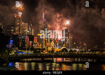 Anno nuovo spettacolo pirotecnico di 2019 a Melbourne, Victoria, Australia. Foto Stock