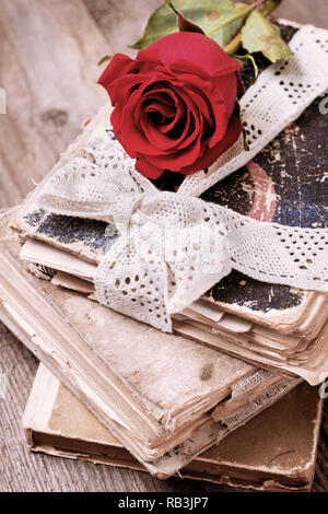 Bouquet di rose a secco, vecchio libro in stile vintage Foto Stock