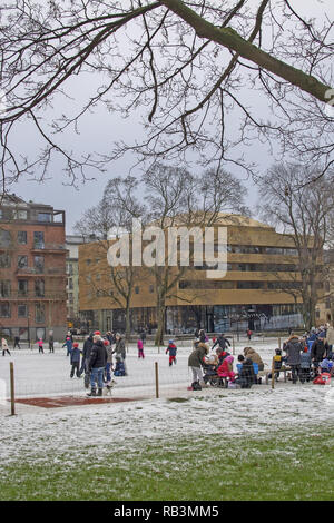 Stoccolma, Svezia - 29 dicembre 2018: i pattinatori sul ghiaccio in un freddo e nuvoloso giorno in Vasaparken su dicembre 29, 2019 a Stoccolma, Svezia Foto Stock