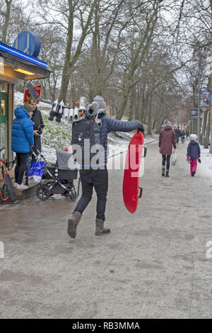 Stoccolma, Svezia - 29 dicembre 2018: i pattinatori sul ghiaccio in un freddo e nuvoloso giorno in Vasaparken su dicembre 29, 2019 a Stoccolma, Svezia Foto Stock