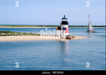 Passato a vela Brant Point lighthouse su Nantucket Island su un quet caldo giorno d'estate in New England. Foto Stock