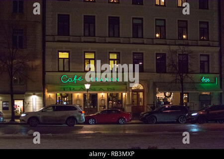 Stoccolma, Svezia - 29 dicembre 2018: Cafe Tranan esterno in neon verde segno di sera nel dicembre 29, 2019 a Stoccolma, Svezia Foto Stock