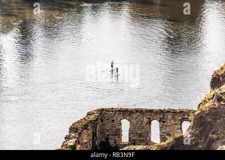 Sup uomini d'imbarco nel fiume Moldava, vista dalle rovine di Lib Foto Stock