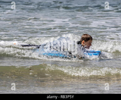 Otto anni di corpo di boy board surf in spiaggia Godrevy, Hayle, Cornwall Foto Stock