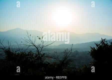 Il romantico tramonto vista da Swayambhunath Stupa di Kathmandu. Preso in Nepal, Gennaio 2019. Foto Stock