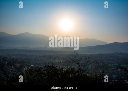 Il romantico tramonto vista da Swayambhunath Stupa di Kathmandu. Preso in Nepal, Gennaio 2019. Foto Stock