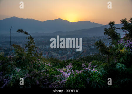 Il romantico tramonto vista da Swayambhunath Stupa di Kathmandu. Preso in Nepal, Gennaio 2019. Foto Stock