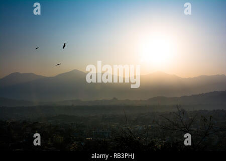 Il romantico tramonto vista da Swayambhunath Stupa di Kathmandu. Preso in Nepal, Gennaio 2019. Foto Stock