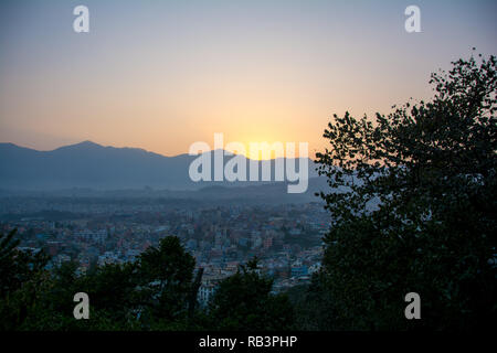 Il romantico tramonto vista da Swayambhunath Stupa di Kathmandu. Preso in Nepal, Gennaio 2019. Foto Stock