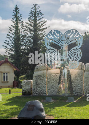 Re' Maschera scultura in acciaio, basato sul design moko della prima e della seconda popolazione Maori re, Re Tawhiao e Re Potatau, Ngaruawahia, Nuova Zelanda Foto Stock