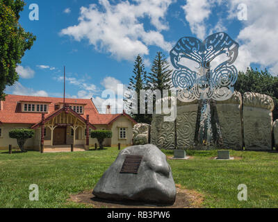 Re' Maschera scultura in acciaio, basato sul design moko della prima e della seconda popolazione Maori re, Re Tawhiao e Re Potatau, Ngaruawahia, Nuova Zelanda Foto Stock