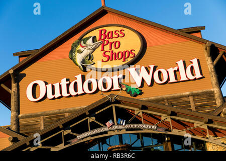 Un segno del logo al di fuori di un Bass Pro Shops Outdoor World retail store di Harrisburg, Pennsylvania, il 29 dicembre 2018. Foto Stock