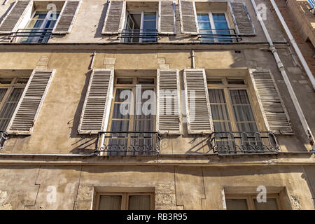 Edificio in pietra bianca con persiane in legno su rue Saint-Louis-en-l'Île,Paris , Francia Foto Stock