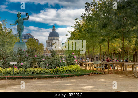 Statua dell'attore greco con la cupola del Pantheon di distanza nel Jardin du Luxembourg , Parigi Foto Stock