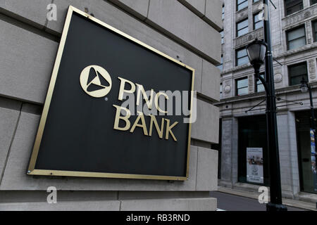 Un segno del logo al di fuori di una struttura occupata dal PNC Bank in Wilkes-Barre, Pennsylvania, il 29 dicembre 2018. Foto Stock