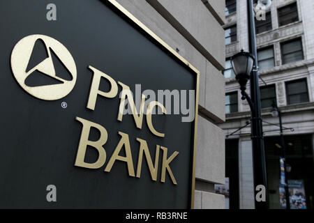 Un segno del logo al di fuori di una struttura occupata dal PNC Bank in Wilkes-Barre, Pennsylvania, il 29 dicembre 2018. Foto Stock