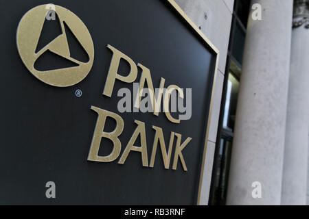 Un segno del logo al di fuori di una struttura occupata dal PNC Bank in Wilkes-Barre, Pennsylvania, il 29 dicembre 2018. Foto Stock